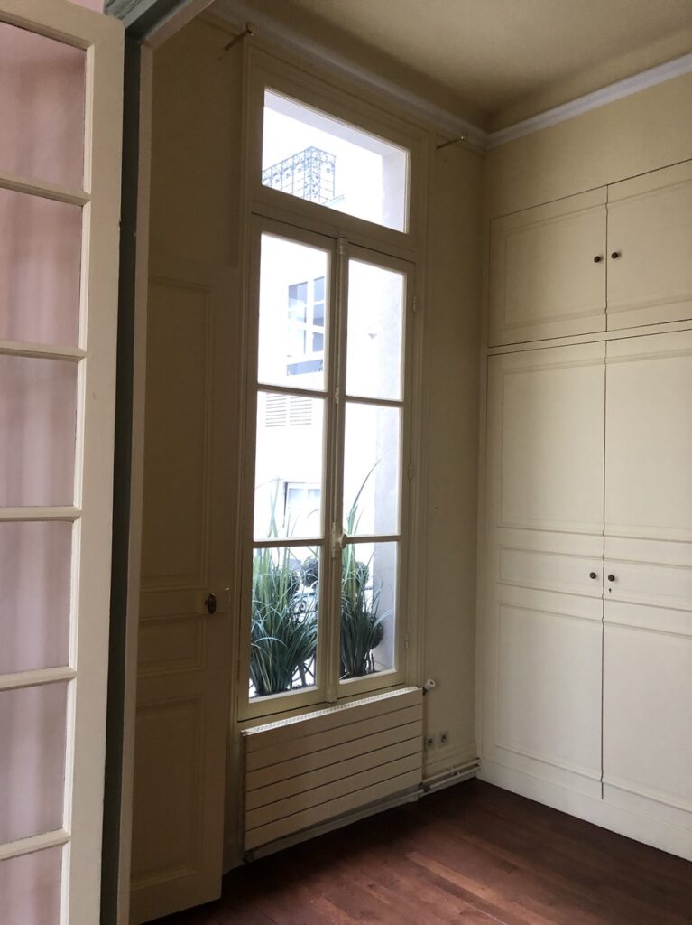 chambre typique d'un appartement parisien avant rénovation et sans dressing