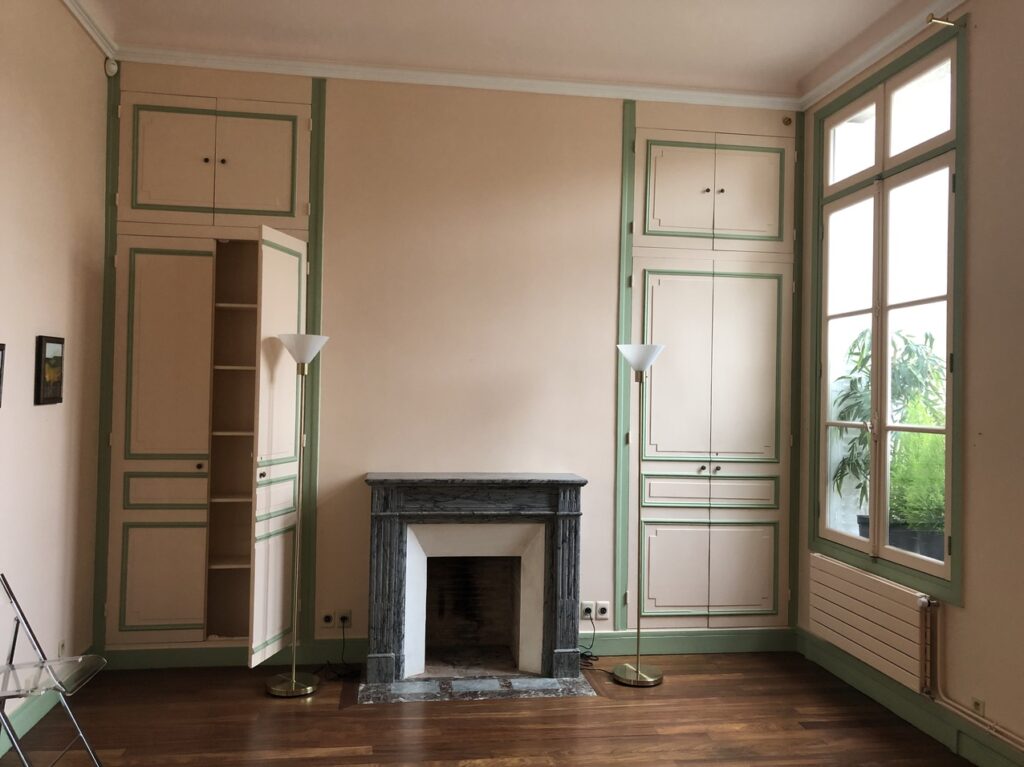 Salon d'un appartement parisien avant rénovation et pas lumineux.