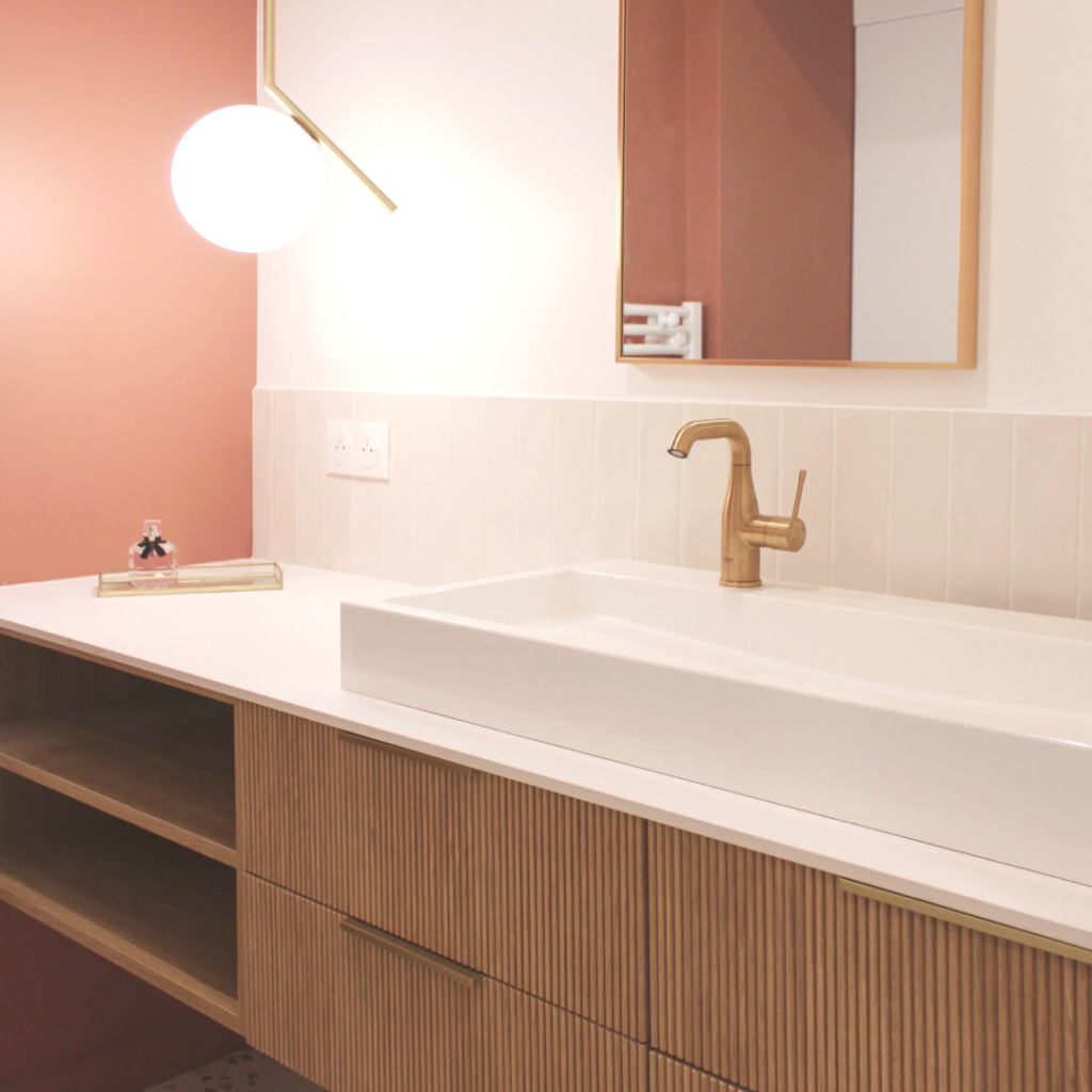 meuble de salle de bain personnalisée avec façades en chêne plissé 