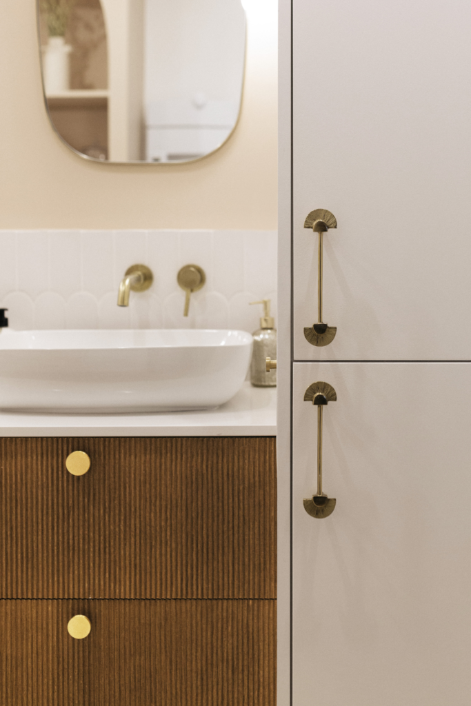 meuble de salle de bain personnalisé avec façades en chêne arabica plissé